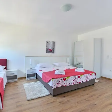 Apartment In With Terrace, Air Conditioning, Wifi, Dishwasher 4589-1 Vir